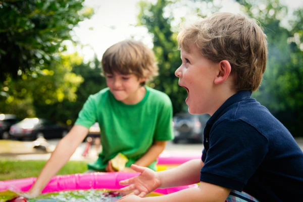 sfeerbeeld water kids jongens camping stock