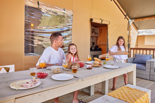 italie sardinie shoot tent ontbijt stokbrood gezin terras ochtend fruit tafel