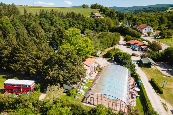 camping-au-clos-de-la-chaume-drone-beeld-zwembad